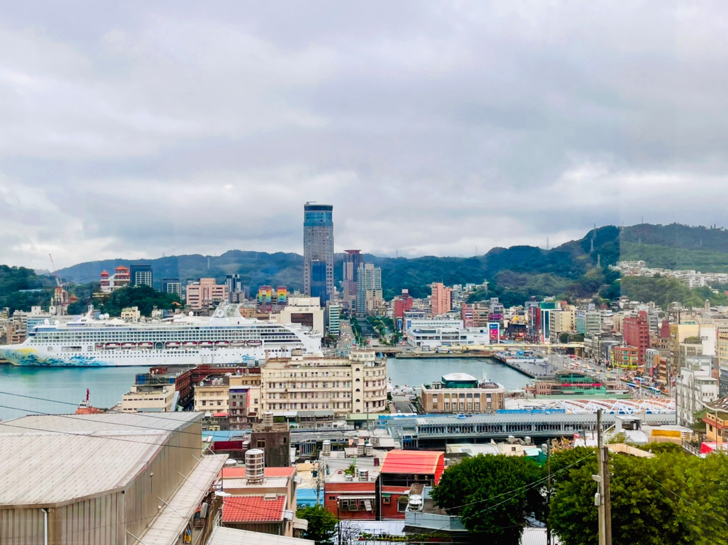 基隆「太平青鳥」山城海景書店!廢棄小學建築成望海純白書屋空間