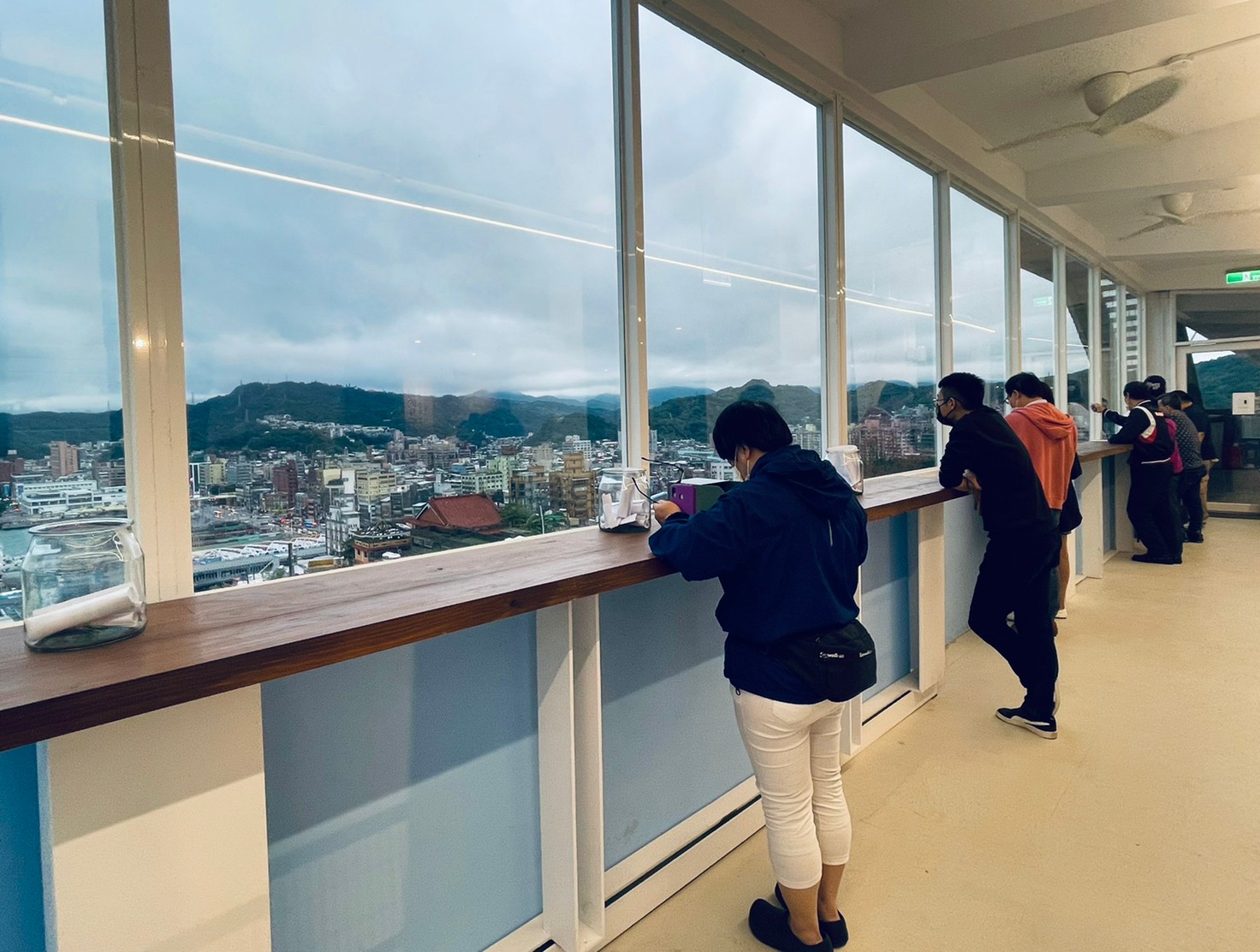 基隆「太平青鳥」山城海景書店!廢棄小學建築成望海純白書屋空間