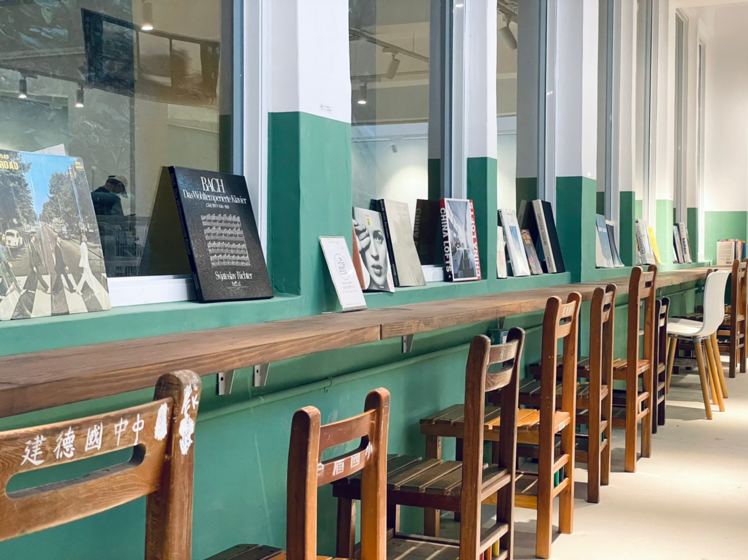 基隆「太平青鳥」山城海景書店!廢棄小學建築成望海純白書屋空間