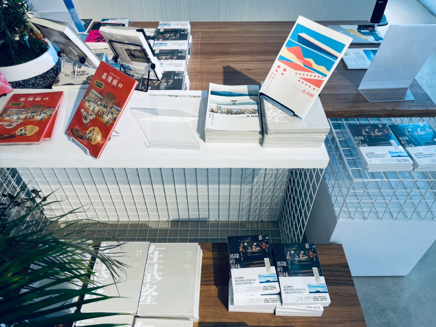 基隆「太平青鳥」山城海景書店!廢棄小學建築成望海純白書屋空間