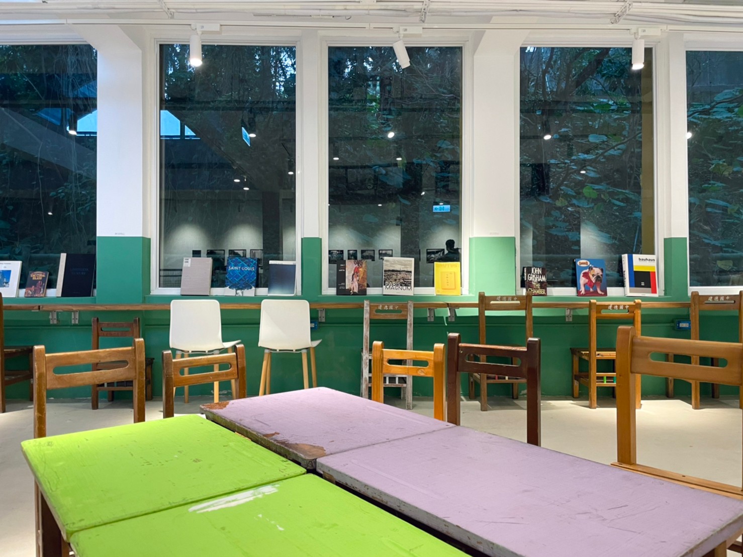 基隆「太平青鳥」山城海景書店!廢棄小學建築成望海純白書屋空間