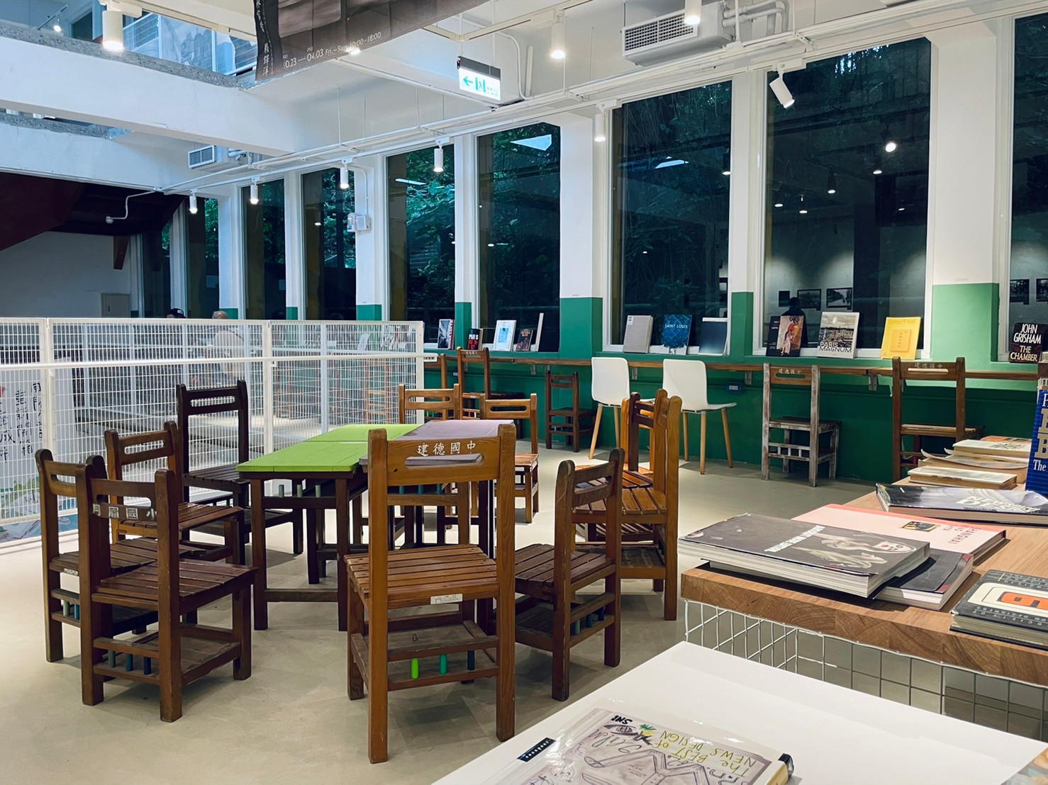 基隆「太平青鳥」山城海景書店!廢棄小學建築成望海純白書屋空間