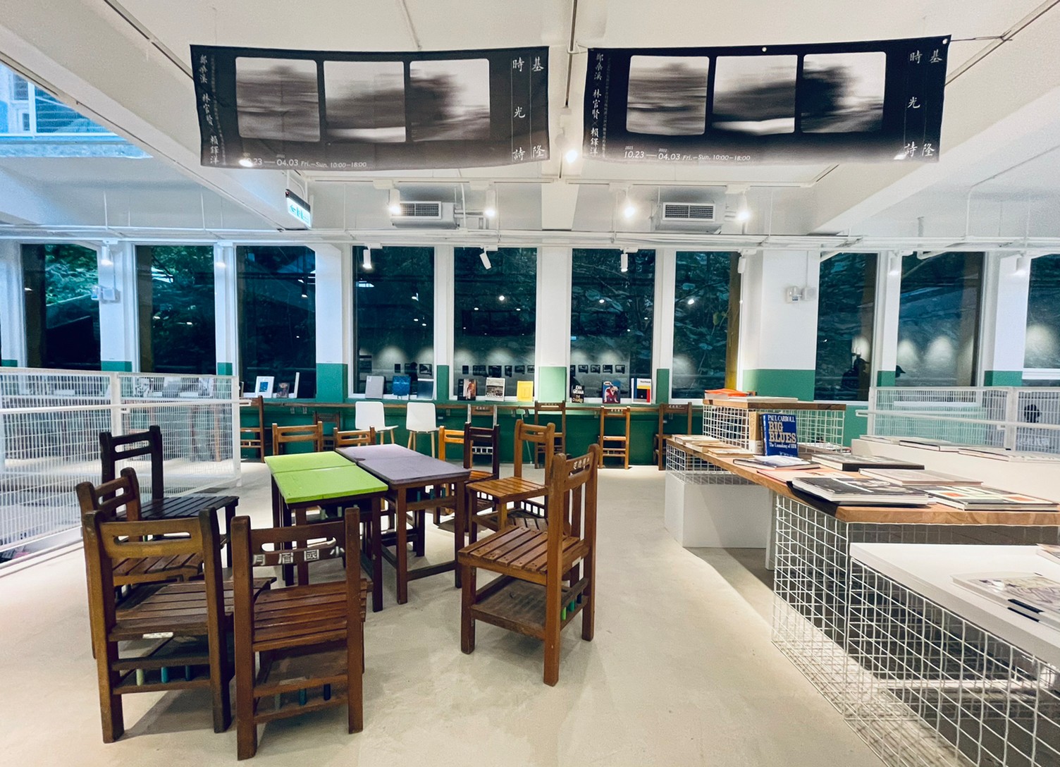 基隆「太平青鳥」山城海景書店!廢棄小學建築成望海純白書屋空間