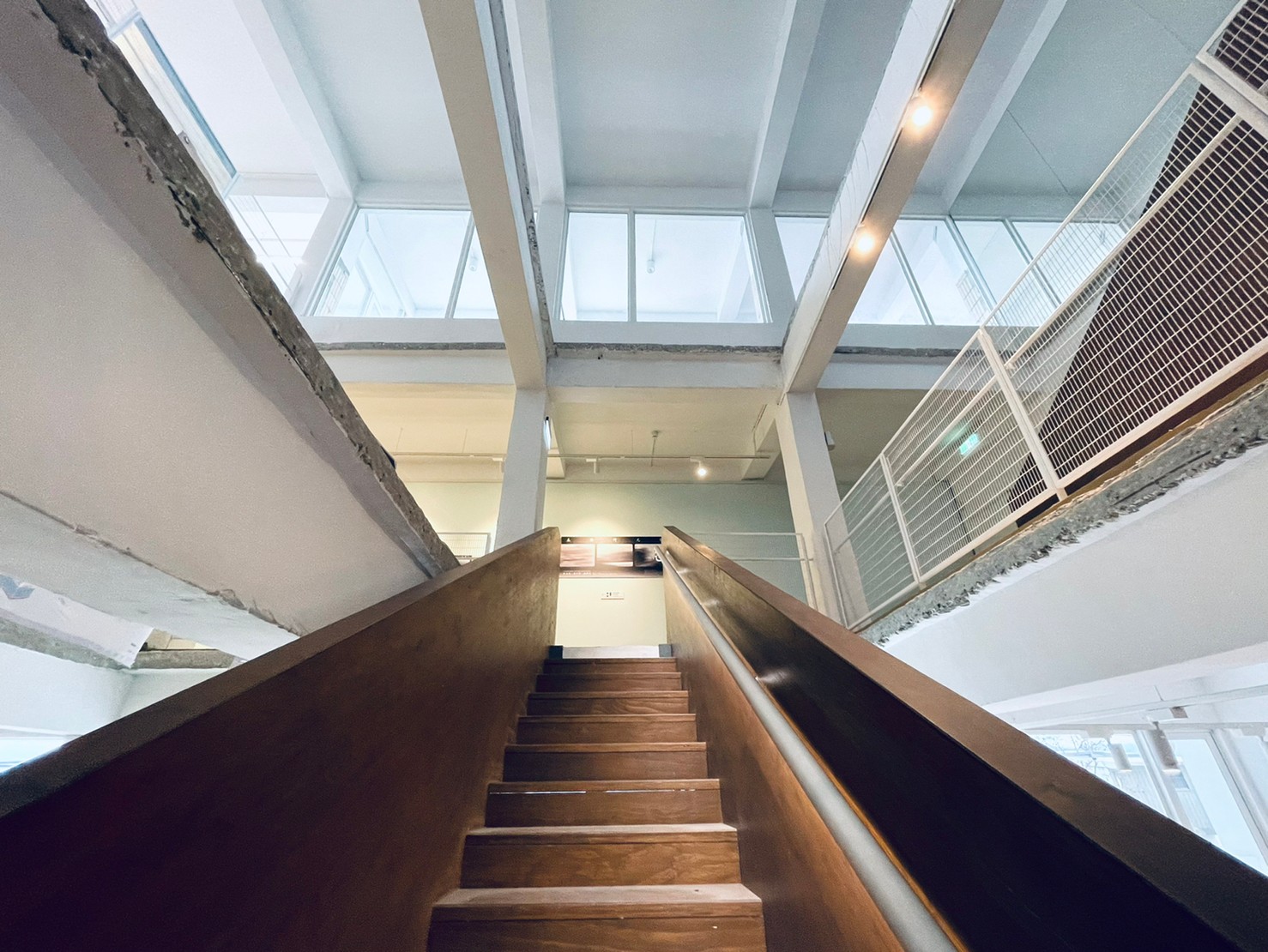 基隆「太平青鳥」山城海景書店!廢棄小學建築成望海純白書屋空間