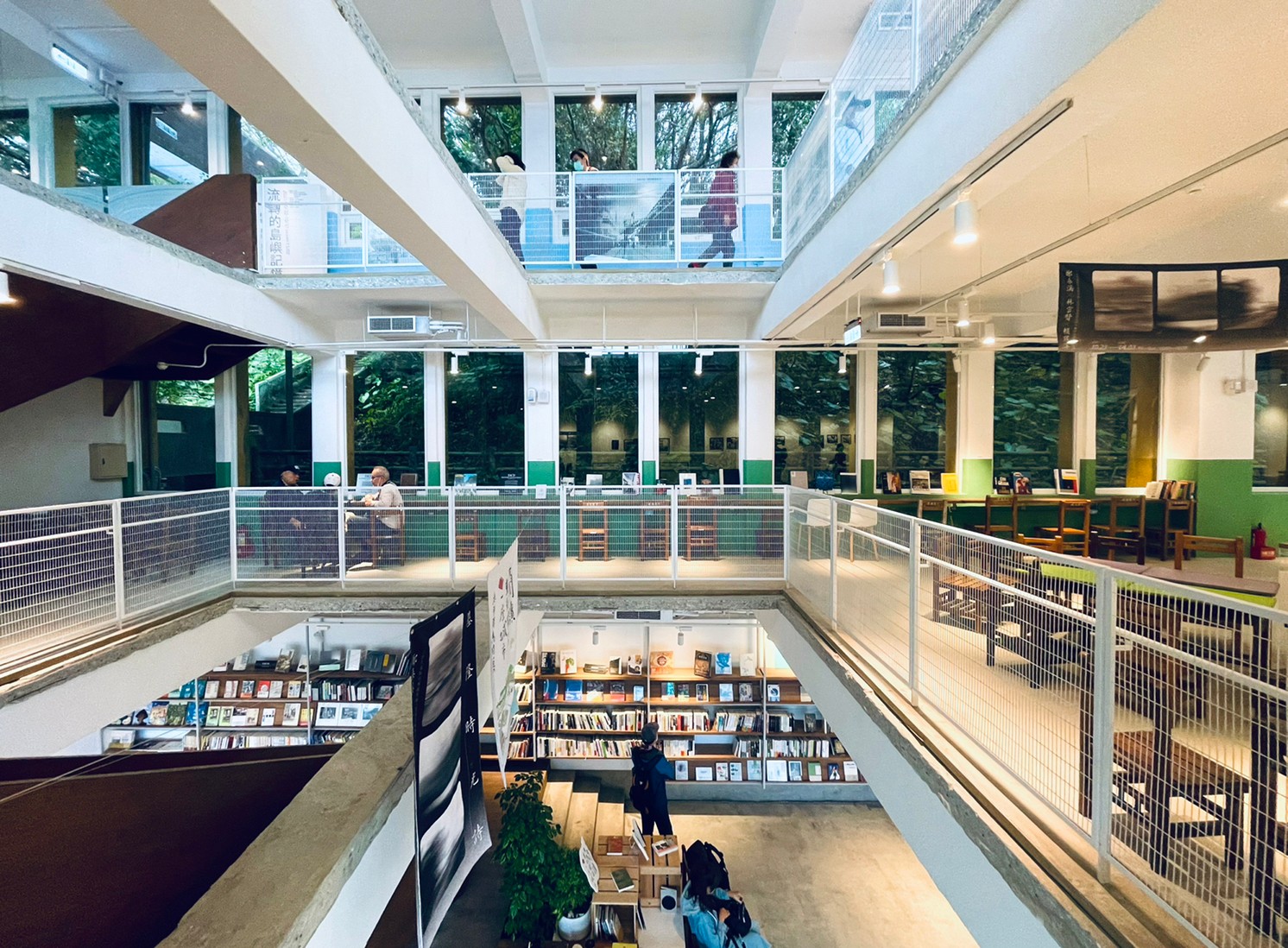 基隆「太平青鳥」山城海景書店!廢棄小學建築成望海純白書屋空間