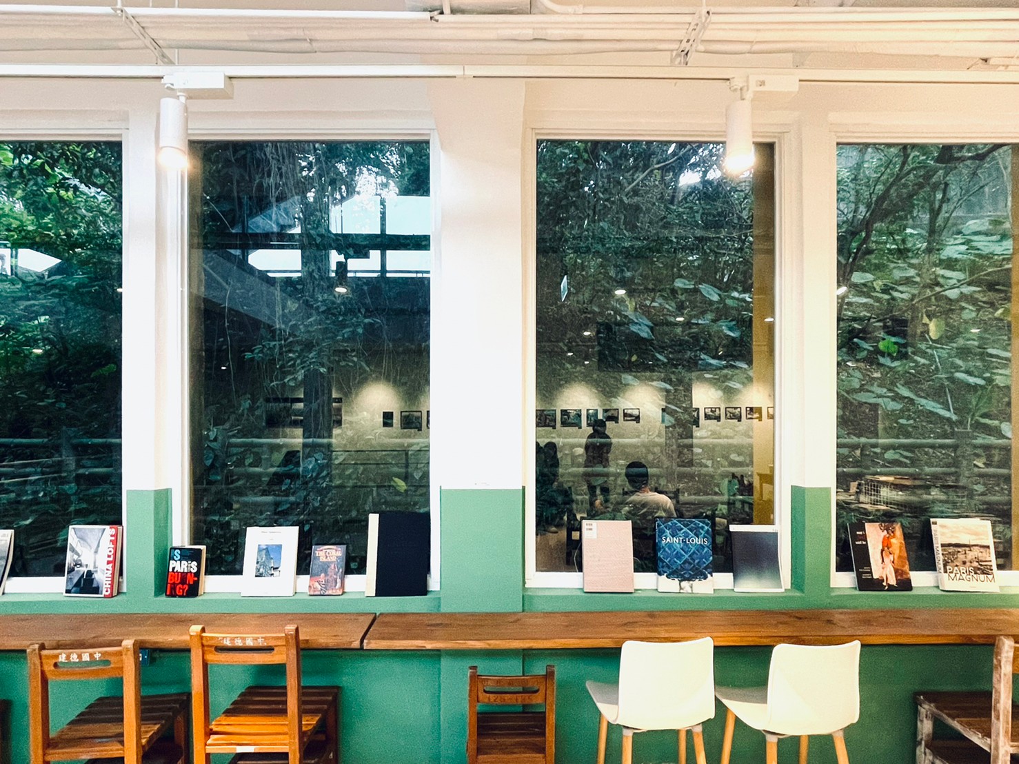 基隆「太平青鳥」山城海景書店!廢棄小學建築成望海純白書屋空間