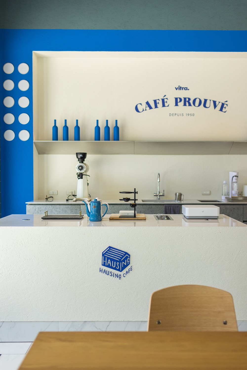 「Café Prouvé by Vitra」亮相台中！半年限定咖啡廳遇見法國設計大師Jean Prouvé經典之作