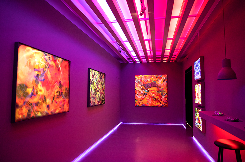 暗房、明廳對比展覽迷幻遊走虛實！北京藝術家王加加 TAO ART 個展打造不同感官效果