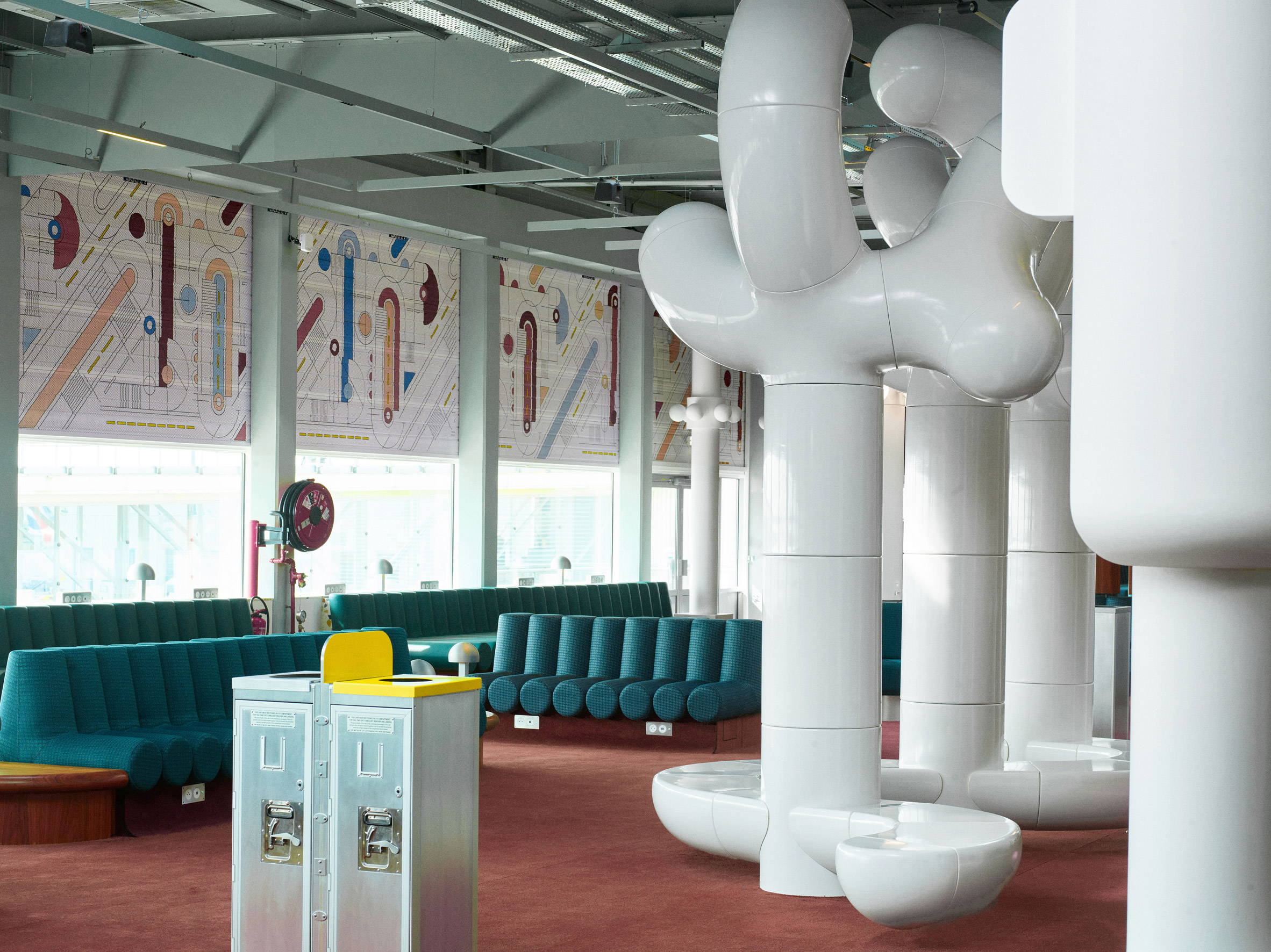 巴黎戴高樂機場航候機室改造!復古色彩、致敬巴黎地標裝置勾勒機場美學