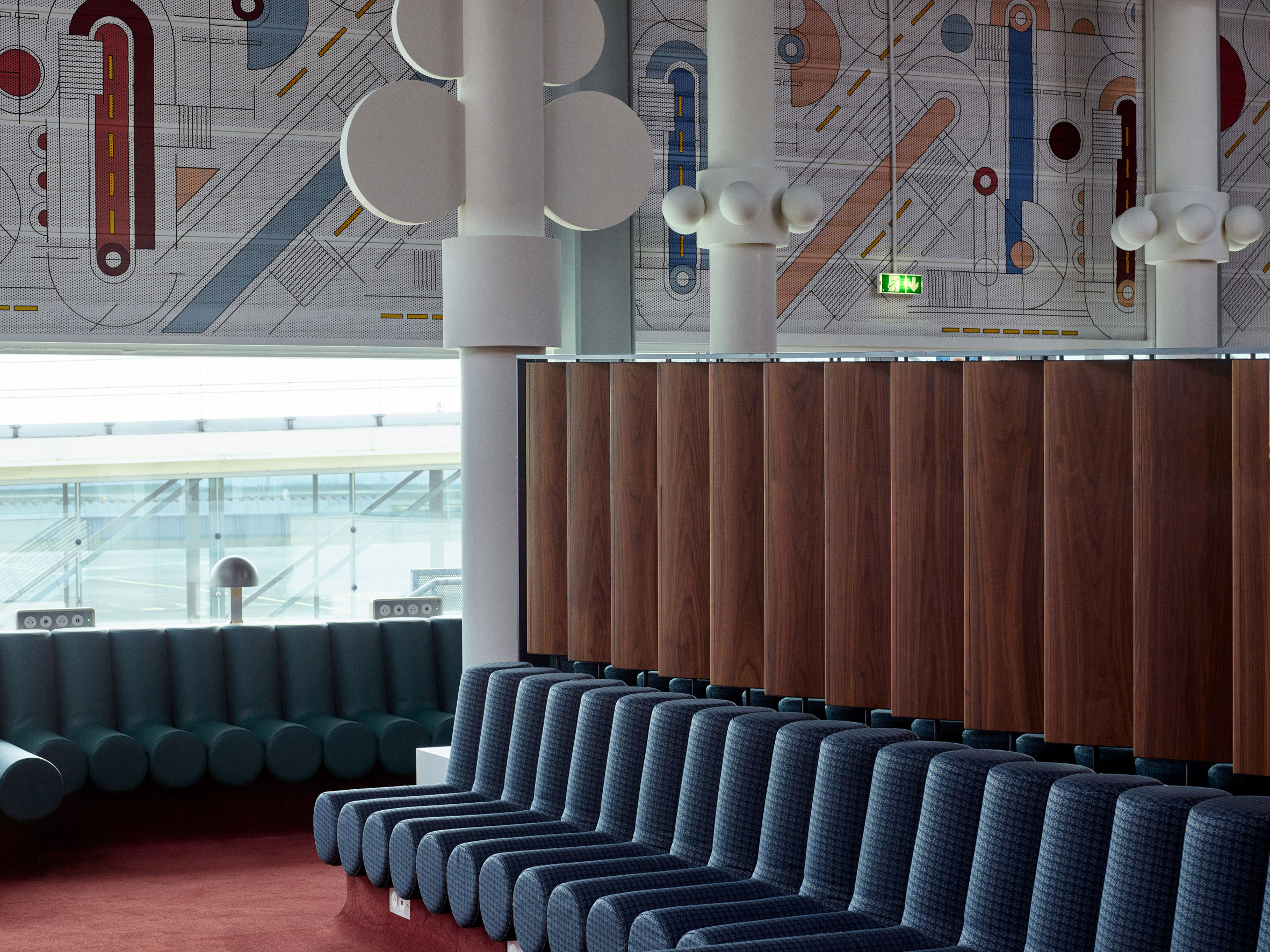 巴黎戴高樂機場航候機室改造!復古色彩、致敬巴黎地標裝置勾勒機場美學