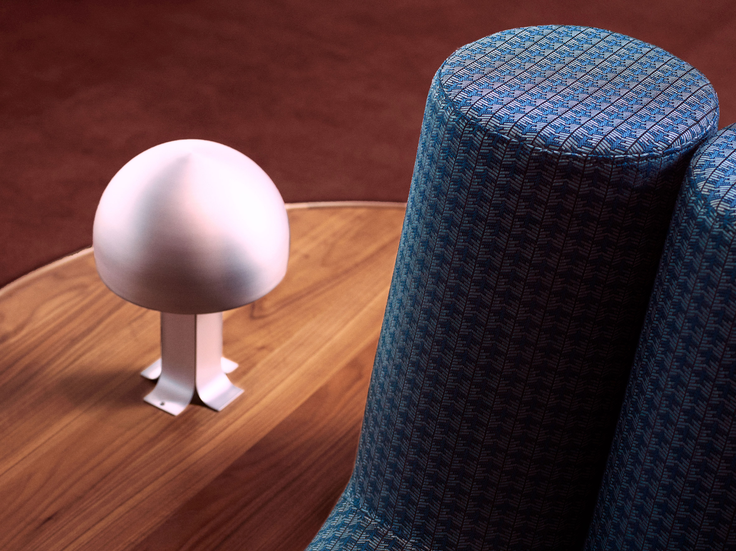 巴黎戴高樂機場航候機室改造!復古色彩、致敬巴黎地標裝置勾勒機場美學