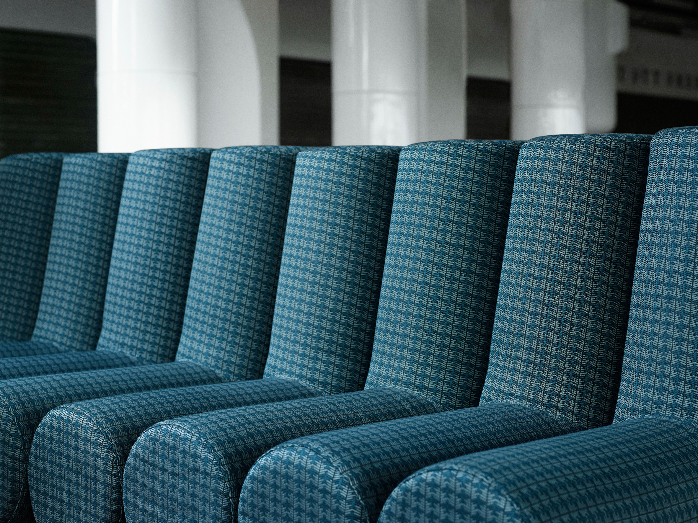 巴黎戴高樂機場航候機室改造!復古色彩、致敬巴黎地標裝置勾勒機場美學