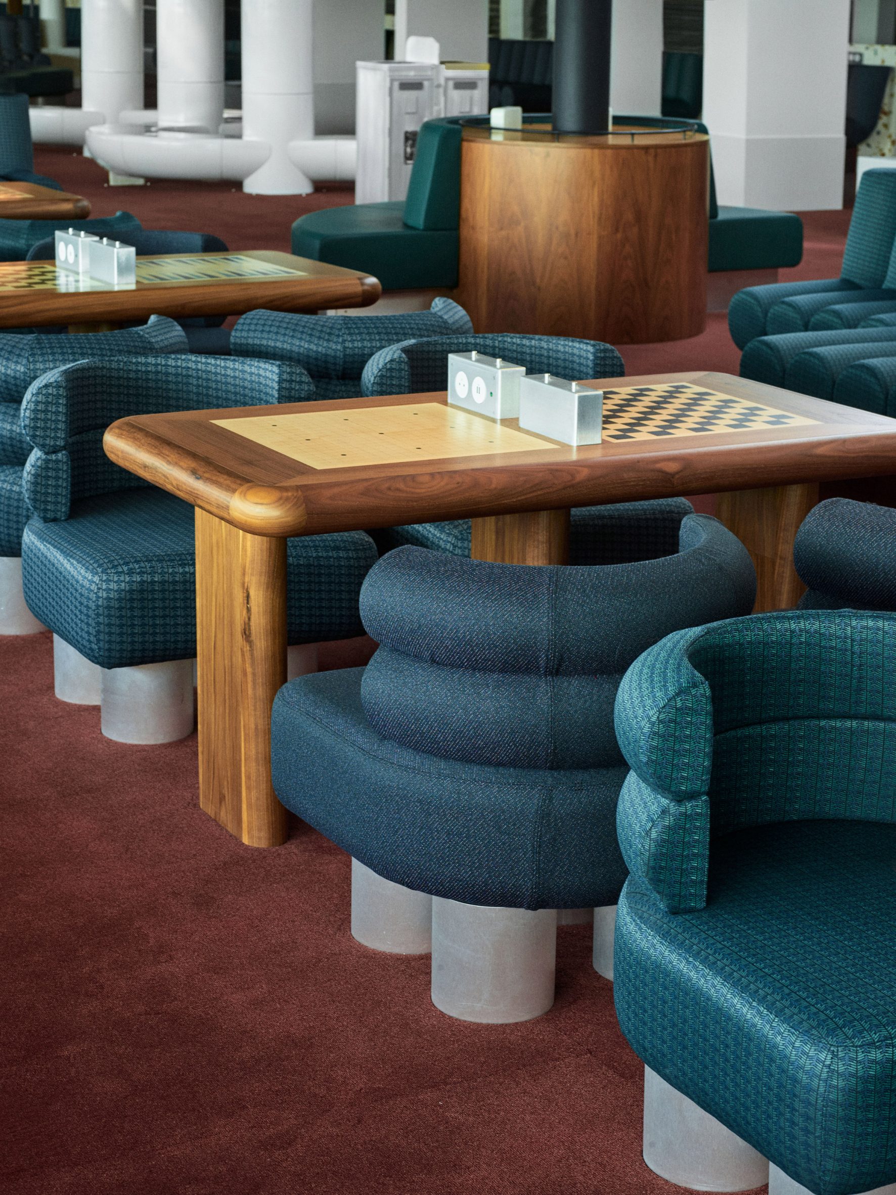 巴黎戴高樂機場航候機室改造!復古色彩、致敬巴黎地標裝置勾勒機場美學