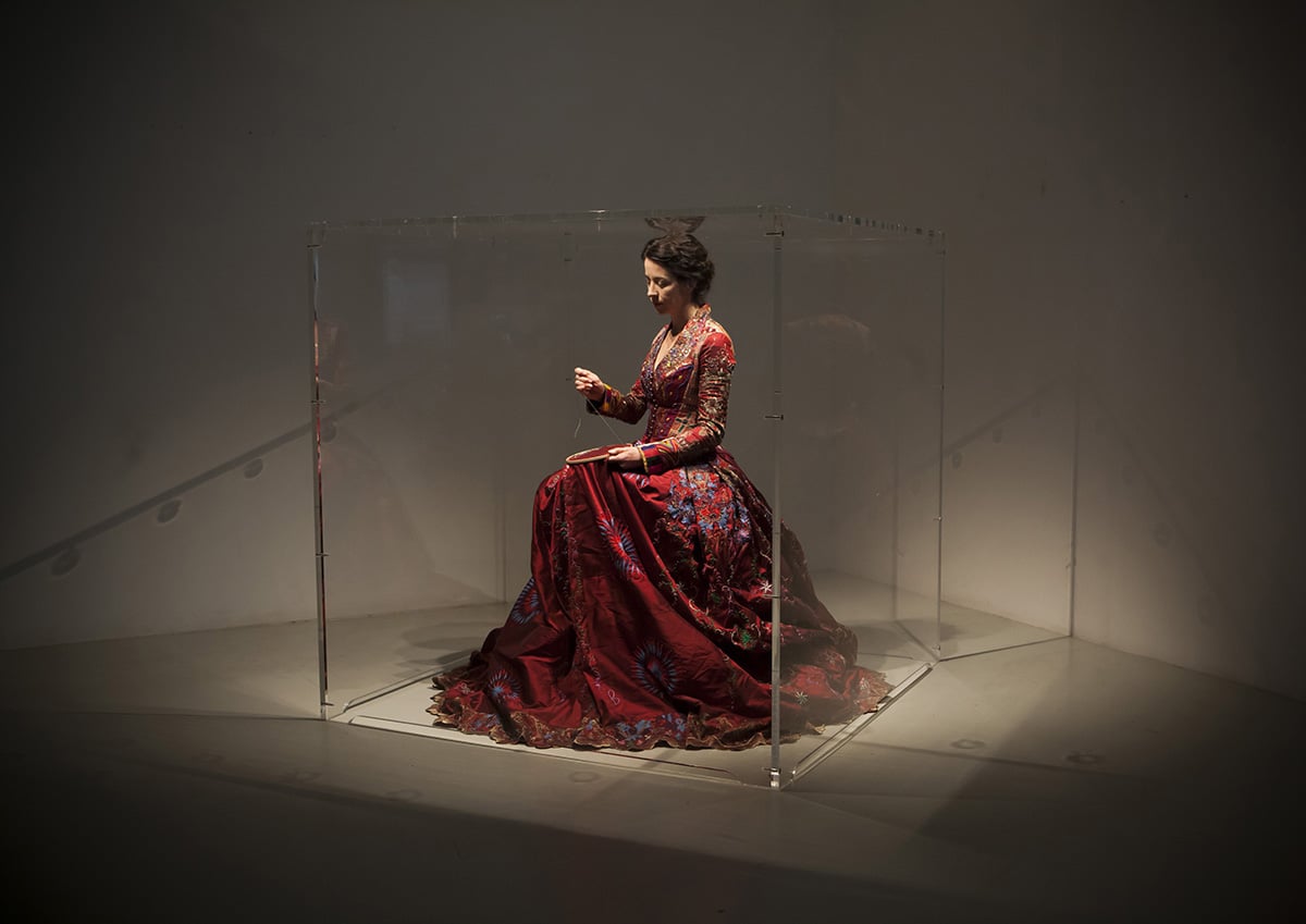 耗時13年、353位刺繡師製作！英國藝術家Kirstie Macleod串聯47國文化的紅衣禮服計畫