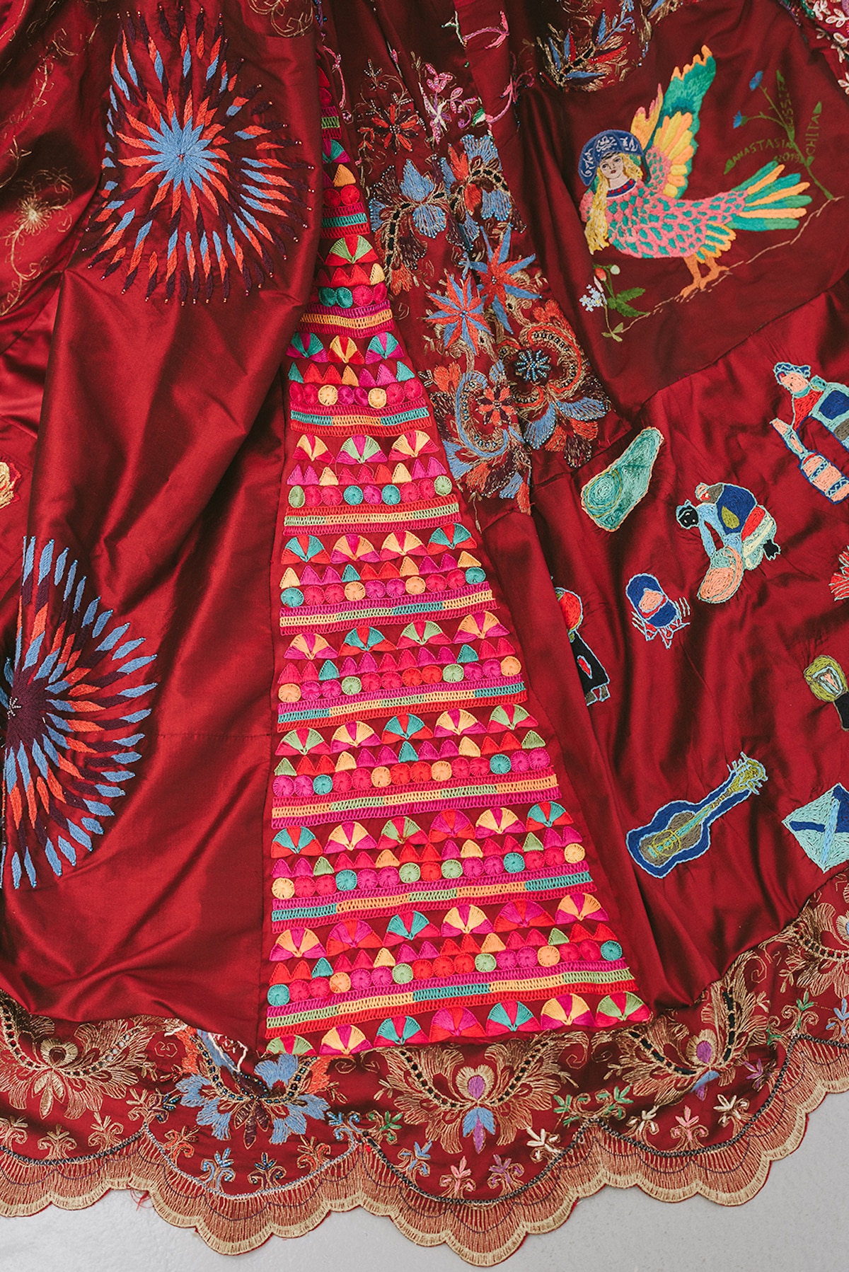 耗時13年、353位刺繡師製作！英國藝術家Kirstie Macleod串聯47國文化的紅衣禮服計畫