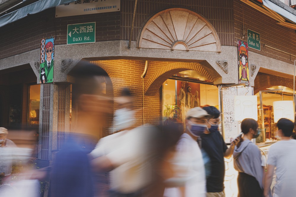 臺北街角遇見設計亮相士林!百年中藥房彩磚、桃花巷霓虹燈管等12件作品登場