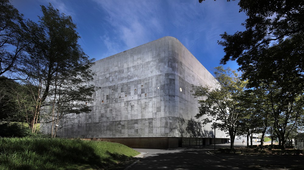 光影交織體育館！早稻田大學本庄高中滿布光影孔洞的粗獷體育建築