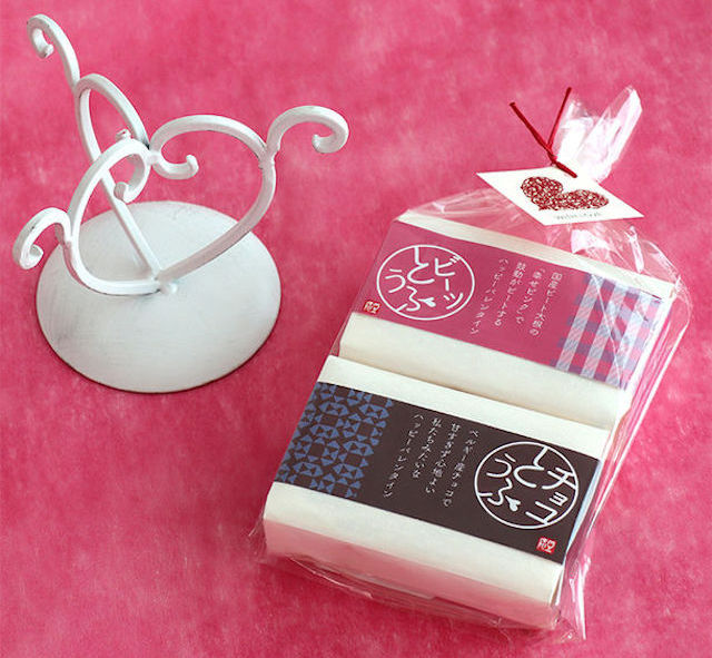 浪漫粉紅豆腐、巧克力豆腐？日本咖啡廳 Kōjian 推出最奇葩的情人節美食，還有超專業吃法！