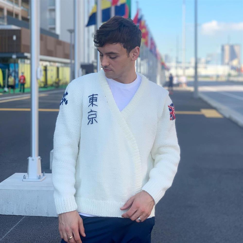 英國跳水王子Tom Daley展編織才華！東京奧運金牌收納袋、紀念毛衣等編織手作