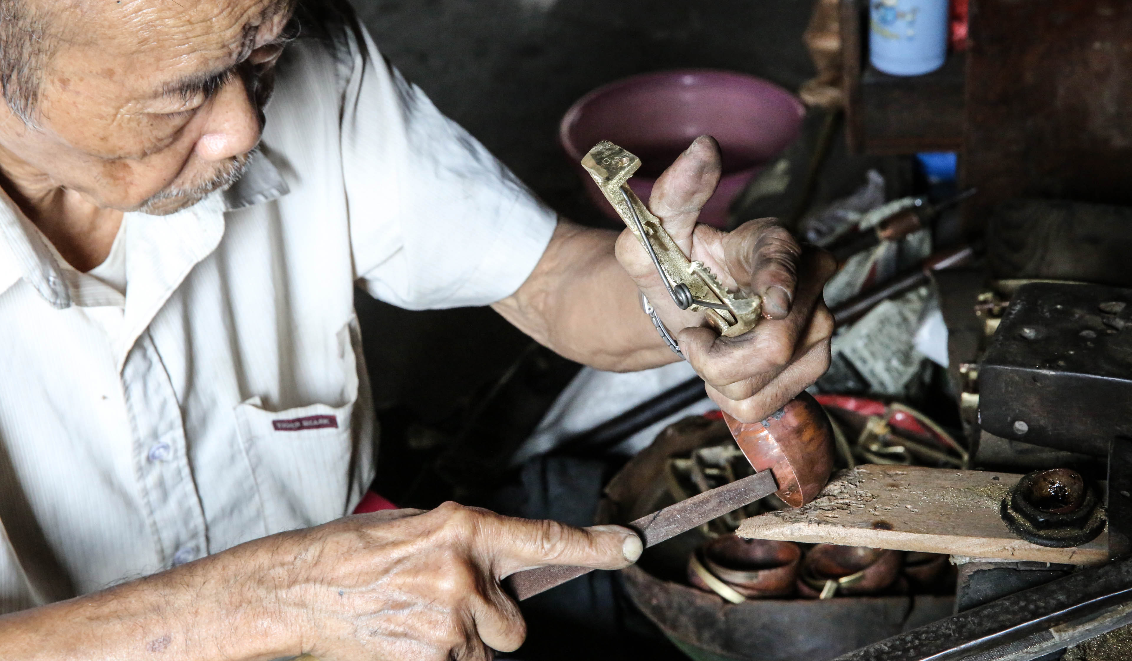 一甲子的銅勺時光再見了，黃有信阿公的銅冰勺工藝