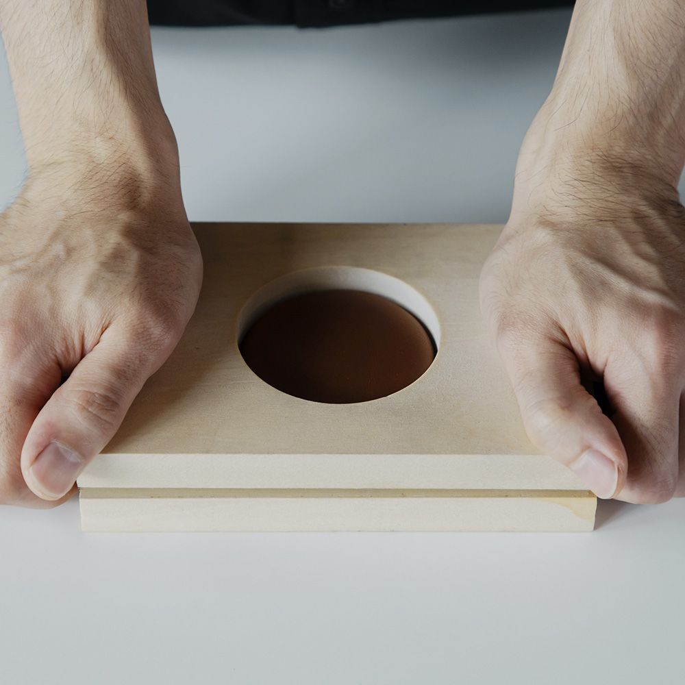 土屋鞄製造所創意新作!「打水漂石袋」專屬皮革袋大展職人玩心