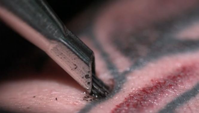 慢動作來看，刺青針頭劃過皮膚的瞬間