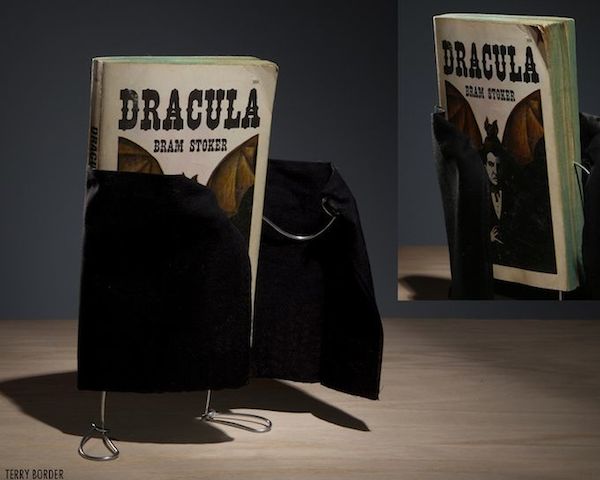 書本直接變故事主角！Terry Border的幽默鐵絲創作