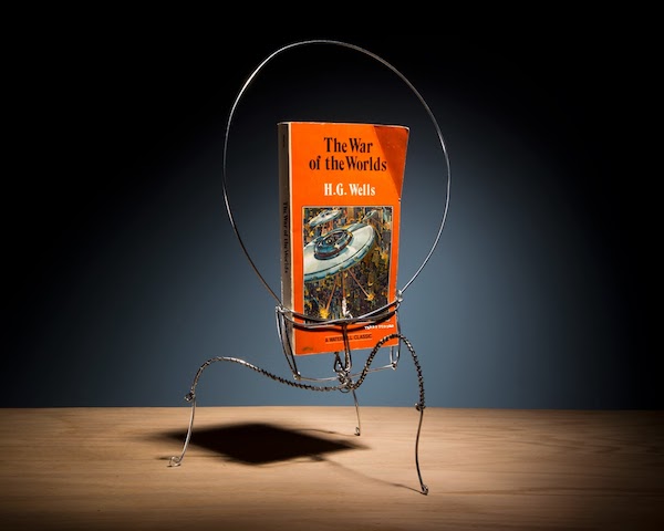 書本直接變故事主角！Terry Border的幽默鐵絲創作