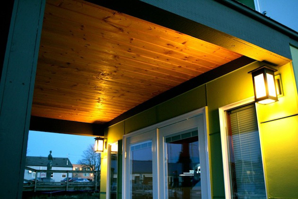 只有 550 平方呎：迷你溫馨的甜豌豆色小船屋