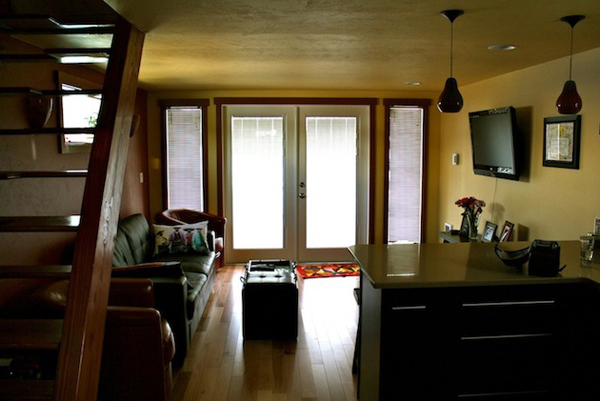 只有 550 平方呎：迷你溫馨的甜豌豆色小船屋