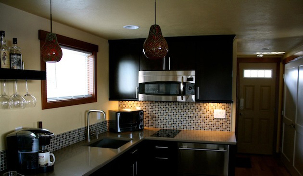 只有 550 平方呎：迷你溫馨的甜豌豆色小船屋