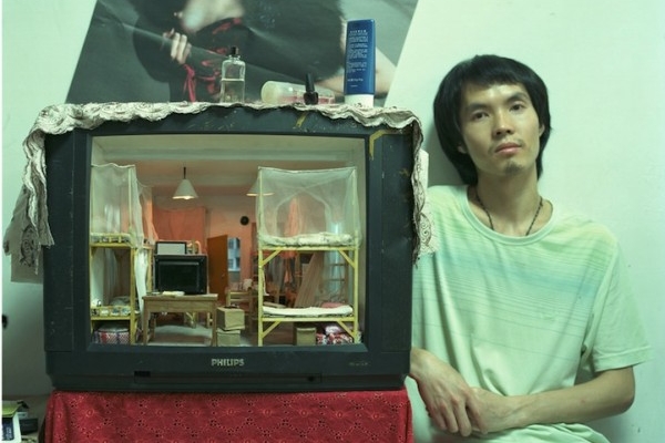 挖空的電視機，真實的混亂人生