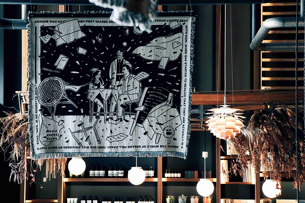 攜手插畫家Abei推出咖啡X電影主題展！台南友愛街旅館「Movie Coffee Scene」創作織毯、跑店計畫等亮點