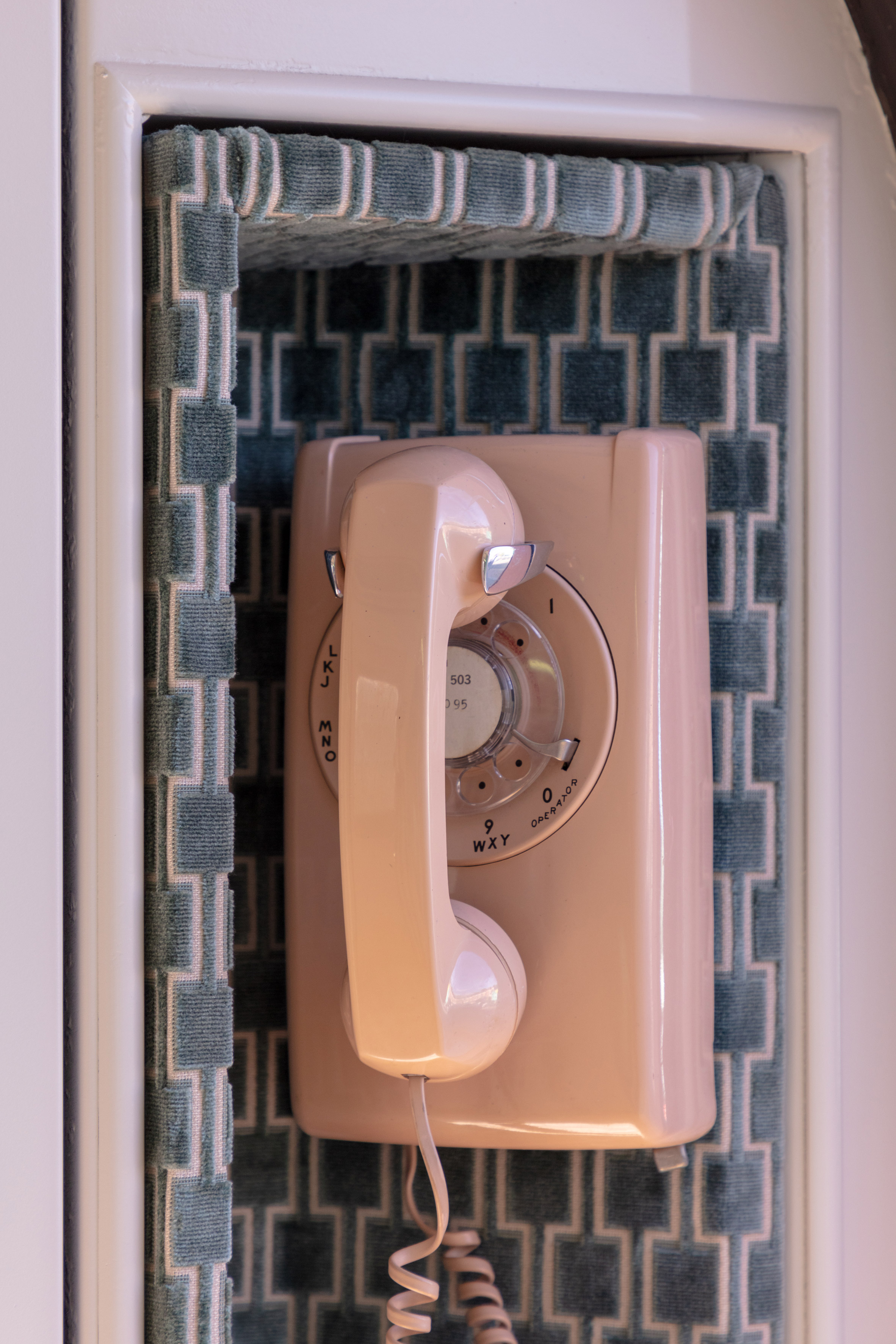 1967 年倫敦地鐵老車廂成粉嫩天堂！復古天鵝絨布 X 幾何圖騰，東方快車懷舊感滿溢！ 