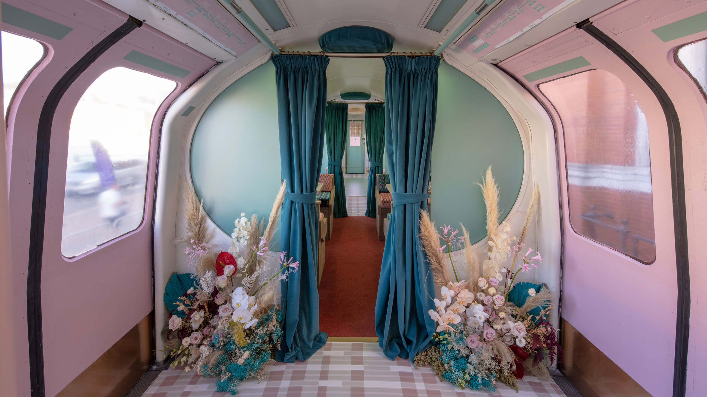 1967 年倫敦地鐵老車廂成粉嫩天堂！復古天鵝絨布 X 幾何圖騰，東方快車懷舊感滿溢！ 