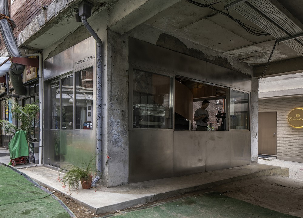 首爾解放村文青咖啡館「Upstanding Coffee」！融入街區老屋景致的特色咖啡空間