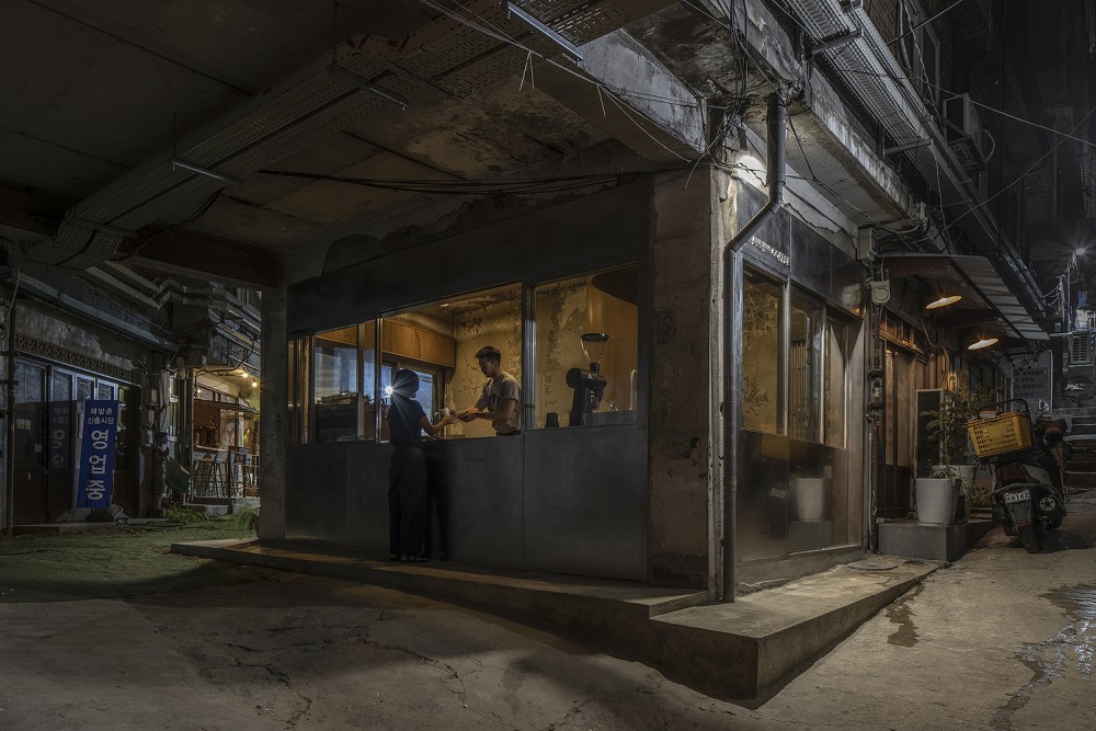 首爾解放村文青咖啡館「Upstanding Coffee」！融入街區老屋景致的特色咖啡空間