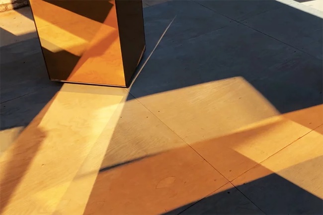 鏡面金色創意空間「城市精神」,日夜反射變幻中的城市樣貌