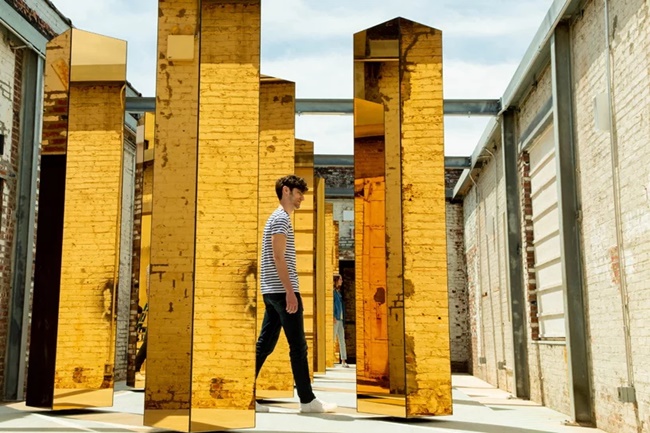 鏡面金色創意空間「城市精神」,日夜反射變幻中的城市樣貌