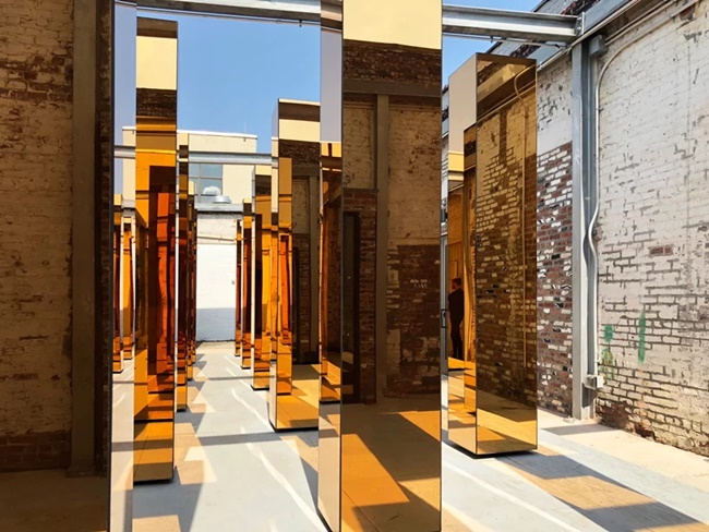 鏡面金色創意空間「城市精神」,日夜反射變幻中的城市樣貌