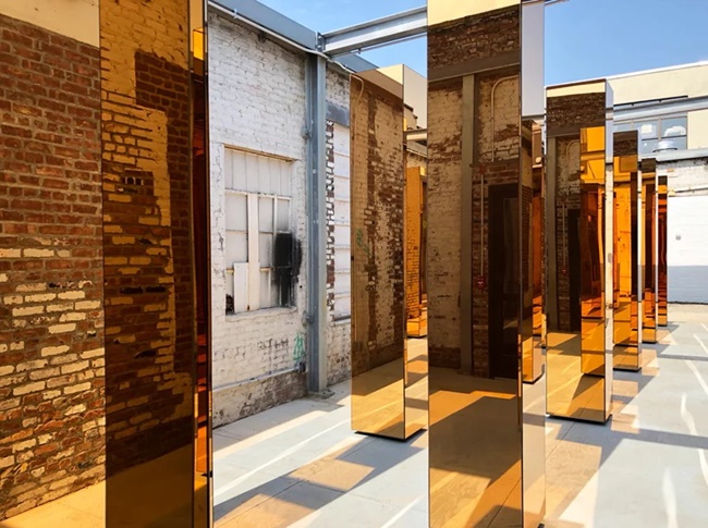 鏡面金色創意空間「城市精神」,日夜反射變幻中的城市樣貌