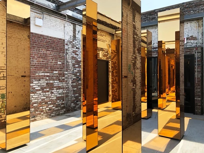 鏡面金色創意空間「城市精神」,日夜反射變幻中的城市樣貌