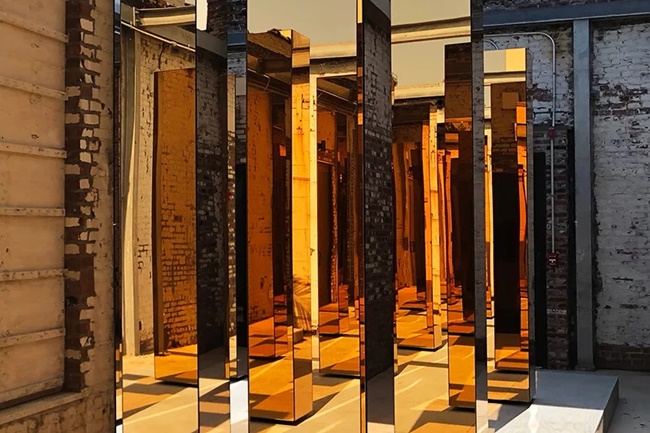 鏡面金色創意空間「城市精神」,日夜反射變幻中的城市樣貌