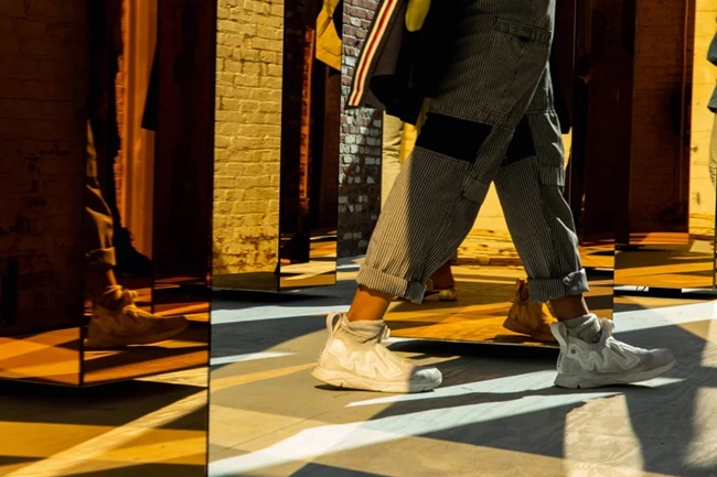 鏡面金色創意空間「城市精神」,日夜反射變幻中的城市樣貌