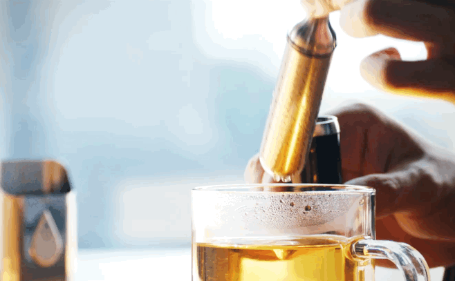 新時代茶派雅痞的必備茶器「初芳宇磁吸沏茶筆」！兼具直立收納、磁吸密合與攜帶便利性的簡約系質感配件