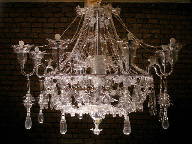 以舊寶特瓶取代玻璃，打造回收界的水晶吊燈