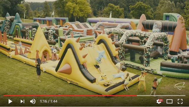 統統都放大了!超歡樂氣墊遊樂設施讓大人玩得不亦樂乎