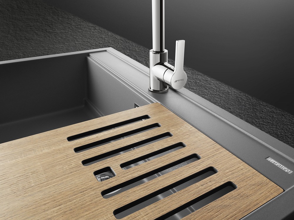 廚房繽紛新亮點!義大利美學家電SMEG滿溢復古美學的彩色伸縮龍頭