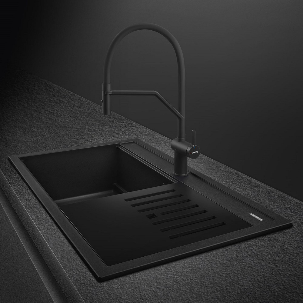 廚房繽紛新亮點!義大利美學家電SMEG滿溢復古美學的彩色伸縮龍頭