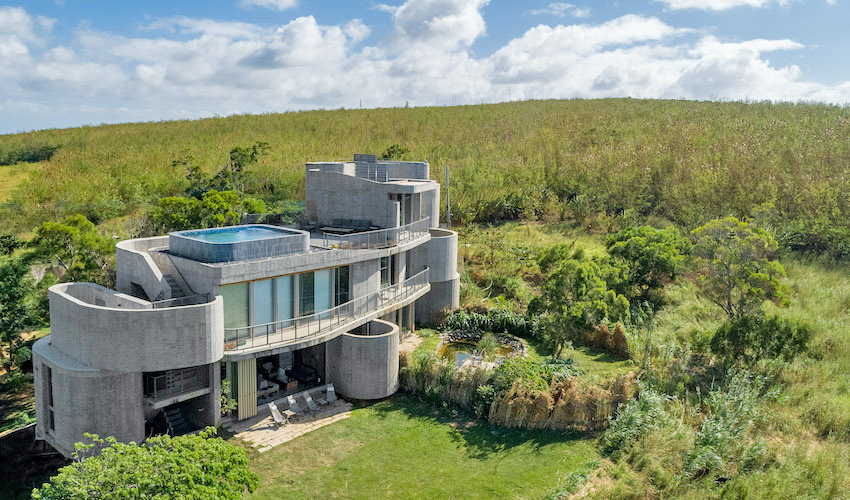 屏東恆春「灣臥」清水模旅宿！蜿蜒弧牆、依傍自然砌築的風格旅宿空間